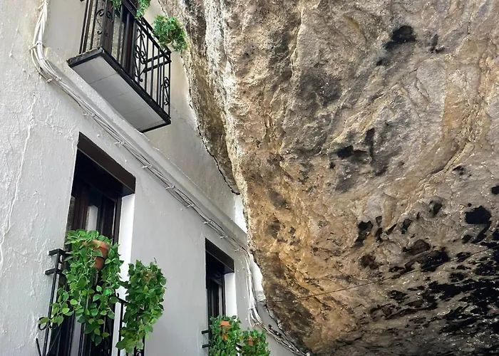 Casa Bajo La Roca